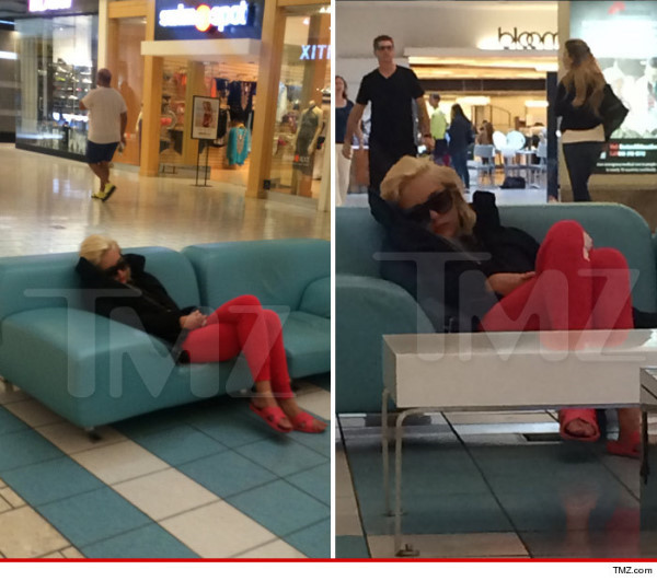 Amanda Bynes was caught sleeping on a Shopping Mall couch - Highland