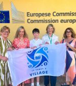 Cllr Louise Fenelon Gaskin, Rachel Harper, Bodie Mangan-Gisler, MEP Nina Carberry & Alizia Gisler, outside the European Commission, Brussels