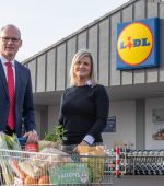 DKANE 10/02/2023
REPRO FREE
Pictured at Lidl Ireland’s Carrigaline store are Minister for Enterprise, Trade and Employment, Simon Coveney, T.D. and Maeve McCleane, Chief People Officer at Lidl Ireland & Lidl Northern Ireland, announcing the creation of more than 700 brand-new jobs across the retailer’s network of 176 stores, three regional distribution centres and Dublin head office. These new roles will bring Lidl’s total workforce in the Republic of Ireland to more than 6,000 employees for the first time, with the retailer employing 7,500 on the island of Ireland. Lidl also announced a €14 million investment in pay increases for its existing workforce in the Republic of Ireland with a further £3 million being invested in the retailers’ operations in Northern Ireland. On average this will result in a 7.5% pay increase for all employees, approximately between €2,000-€2,500 additional for every employee per annum effective from March 1st, 2023.  
Photo Darragh Kane