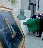 29/03/2023 NO REPRO FEE, MAXWELLS DUBLIN
BUST UNVEILING TO COMMEMORATE RECEIPT OF THE NOBEL PEACE PRIZE
BY JOHN HUME AND DAVID TRIMBLE.
Pic shows Sen î Fearghal, Ceann Comhairle and John Hume Jnr at the unveiling of the Bust .ÊIn a historic moment in 1998, the Nobel Peace Prize was awarded jointly to John Hume and David Trimble for their efforts to find a peaceful solution to the conflict in Northern Ireland. This year the Houses of the Oireachtas will commemorate the 25th anniversary of the receipt of the Nobel Peace Prize by David Trimble and John Hume by unveiling a series of commemorative artworks. Today,Ê a bust of John Hume was unveiled in LH2000, which will align with the anniversary of the Good Friday Agreement.Ê Sculptor Elizabeth OÕKane created this bust, and will be in attendance.Ê The bust of David Trimble is being acquired by the OPW and will be unveiled later this year in December to align with the anniversary of the receipt of the Nobel Peace Prize. Ê PIC: NO FEE, MAXWELLS 29-3-23