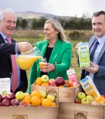 No repro fee
4-5-22
Lidl Ireland are delighted to announce they have signed a new deal worth more than €8 million with Donegal juice and smoothie producer Mulrines. The new multi million deal will see Mulrines premiere juices and smoothies feature on shelves across Lidl’s 210 stores throughout Ireland and Northern Ireland as well as a number of stores in Great Britain.  
Picture shows from left Peter Mulrine, Chairman, Mulrines; Rebecca Buchanan, Buyer at Lidl Ireland & N. Ireland; and John Bonner, Commercial, Mulrines. Pic: Joe Dunne/Naoise Culhane Photography-no fee
