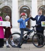 EMBARGO 00.01 Wednesday December 17th
NO FEE PIC
PIC JULIEN BEHAL PHOTOGRAPHY
Minister for Transport Darragh O’Brien TD and Minister of State Emer Higgins TD along with the National Transport Authority, have announced the next round of schools to benefit from the Safe Routes to School (SRTS) programme.  105 additional schools covering every county across the country will now be brought into the SRTS programme to begin delivering safer environments for children as they walk, wheel or cycle to school. Pictured are Minister Darragh O’Brien, Anne Shaw, CEO NTA with  Kevin Ryan (age 11) and Helen Ryan (aged 10).