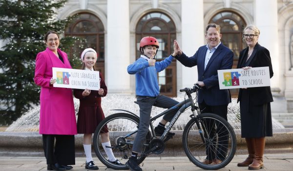 EMBARGO 00.01 Wednesday December 17th
NO FEE PIC
PIC JULIEN BEHAL PHOTOGRAPHY
Minister for Transport Darragh O’Brien TD and Minister of State Emer Higgins TD along with the National Transport Authority, have announced the next round of schools to benefit from the Safe Routes to School (SRTS) programme.  105 additional schools covering every county across the country will now be brought into the SRTS programme to begin delivering safer environments for children as they walk, wheel or cycle to school. Pictured are Minister Darragh O’Brien, Anne Shaw, CEO NTA with  Kevin Ryan (age 11) and Helen Ryan (aged 10).