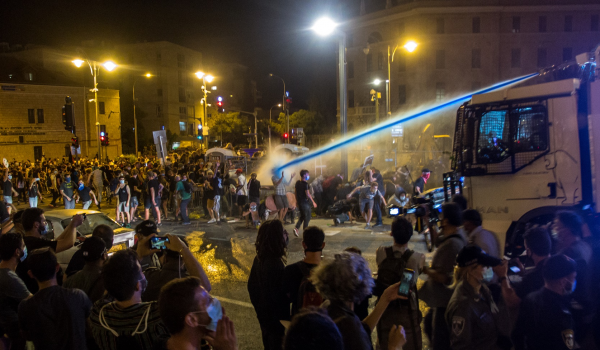 Police_water_cannon_in_protests_against_Netanyahu