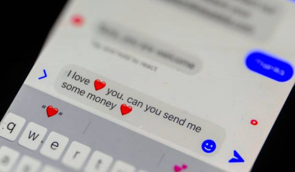 photo of a message on a smartphones involved with romance fraud